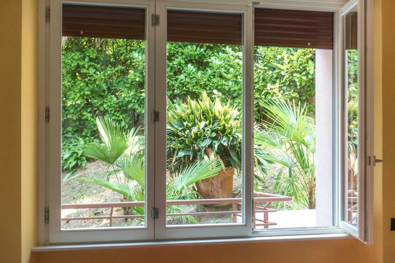 Villa Vittoria - The House Of Travelers تْشيرنوبيو 0*,  إيطاليا